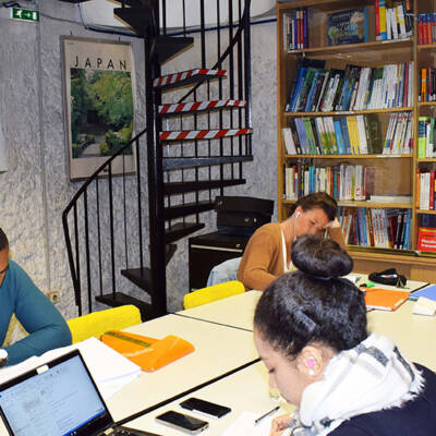 Des élèves de l'ENOES à la bibliothèque Philippe Spadi
